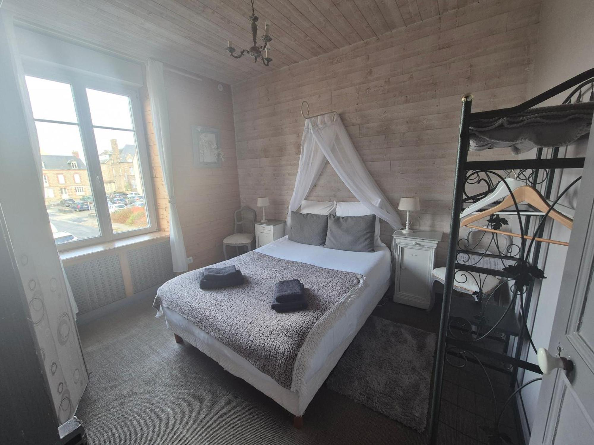 L'Ame Du Gourmand Hotel Pontorson Bagian luar foto
